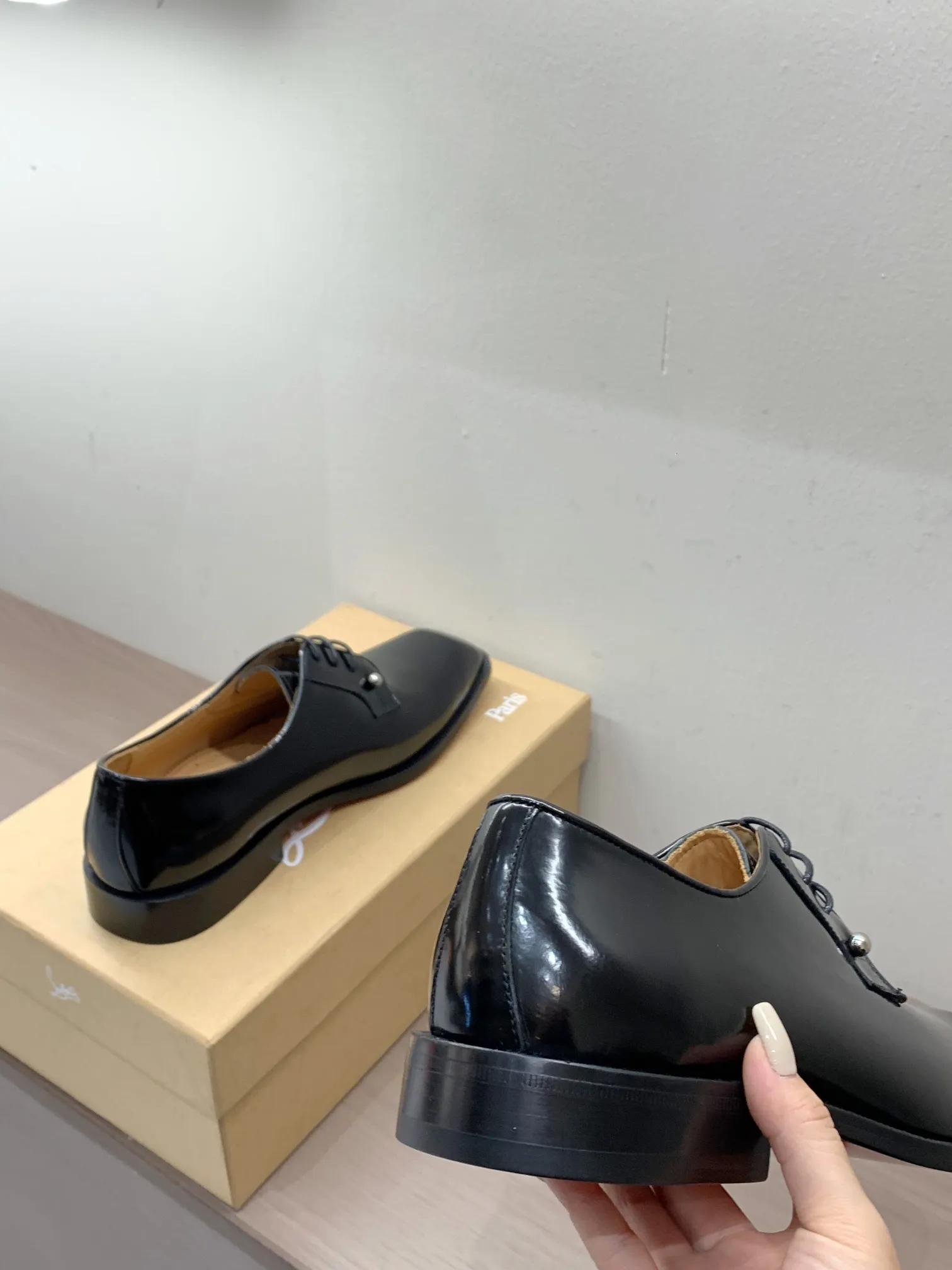 [CL red sole shoes] Top P: 1020💰 Size 39-44 (38.45.46 custom-made, non-returnable) Christian Louboutin men's classic Oxford shoes, men's business formal leather shoes💫Original molding, 1:1 replica, specially made for nobles. The unique shoe shape is unique and 100% comfortable! The whole shoe is made of imported Italian cowhide material, carefully selected, with fine pores and rich luster. Cow leather lining, soft and comfortable, sweat-absorbent and breathable. Genuine leather outsole, non-slip and wear-resistant, full of texture, elegant and luxurious overall, integrating comfort, formality and luxury! The Rolls Royce of shoes!